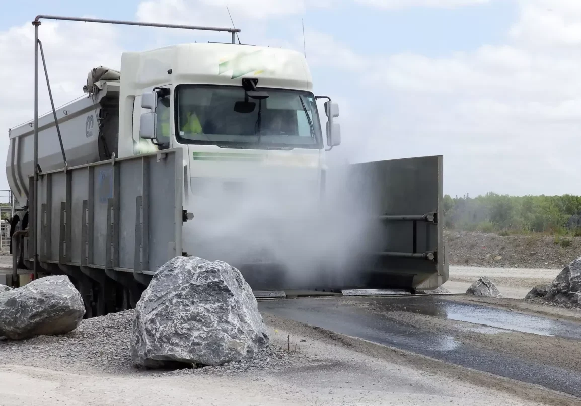 Que vous soyez propriétaire d'entreprise ou employé dans le domaine de la construction ou du recyclage, vous êtes conscient que les camions sont souvent exposés à des environnements non pavés et pollués, ce qui laisse une accumulation importante de saleté sur leurs roues. Le nettoyage régulier et méticuleux est donc indispensable, mais cela peut prendre beaucoup de temps. Les systèmes de lavage automatique des roues de Spraystream offrent une solution rapide et complète à ce problème.